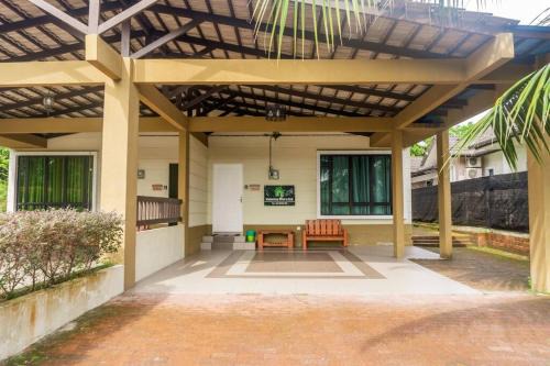 Labu House | Family-Friendly 2 Storey Homestay with Pool Near KLIA