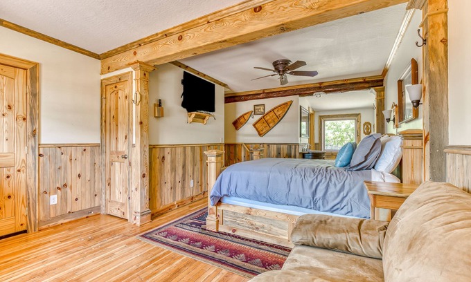 White Salmon Cabin | 2-story dog-friendly cabin with mtn & valley views, courtyard, WiFi, partial AC
