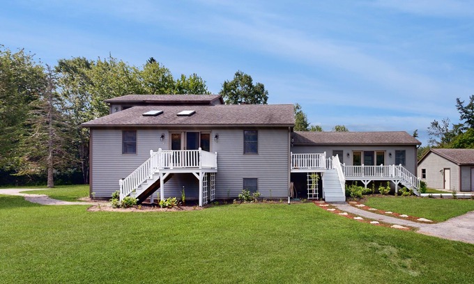 Owls Head House | Cozy Retreat by the Water with Spa, Deck & Ocean Views