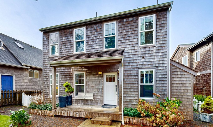 Tolovana Park House | Beachfront Retreat with 2 Fireplaces & Lovely Ocean Views