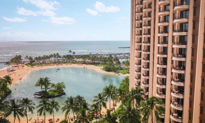 Waikiki Resort | Ocean View Penthouse: 3 Beds, Pool & Family-Friendly Fun