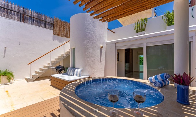 Centro Apartment | Relaxing PH with Private Heated Jacuzzi Near 5th Avenue