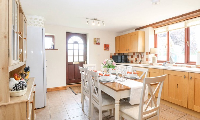 Hainford Cottage | Cozy 2 Stud Cottage: Family-Friendly with Kitchen & Breakfast
