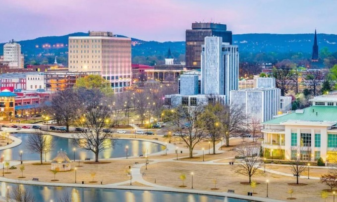 Madison House | Modern Units for Business Travelers with Breakfast & Park