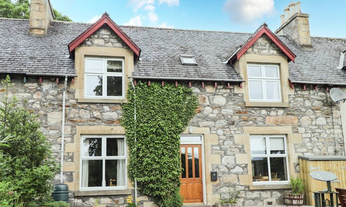 Dingwall Cottage | 2 SWORDALE COTTAGES, family friendly, with open fire in Evanton