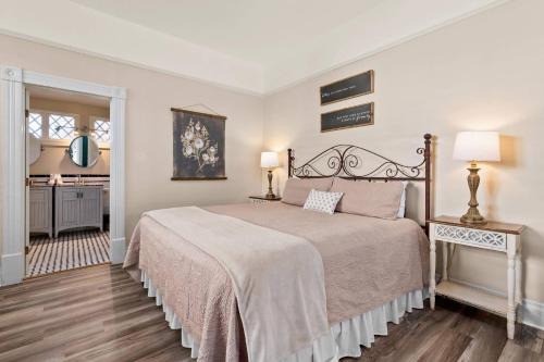 New Braunfels House | Charming Cottage Retreat in Gruene: Pet & Child Friendly