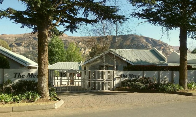 Clarens Apartment | Pet-Friendly 2 The Mews - Walk to Town & CVC, Rated 9.4