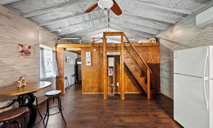 Hico Cabin | Cozy 2 D/D Cabin: Enjoy Ranch Life with Family Amenities