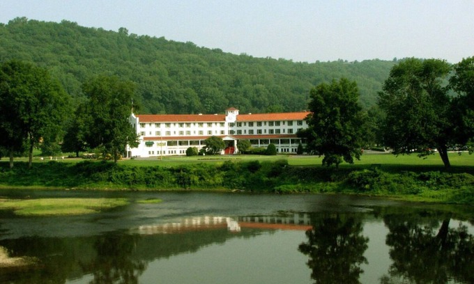 Shawnee On Delaware Hotel | 2 Units | Relax & Unwind in Nature | Ideal Stay for Golf Fans & Scenic Explorers