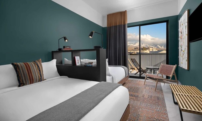 People's Freeway Hotel | Pet-Friendly 2 Wasatch Room at evo Hotel with Free Parking