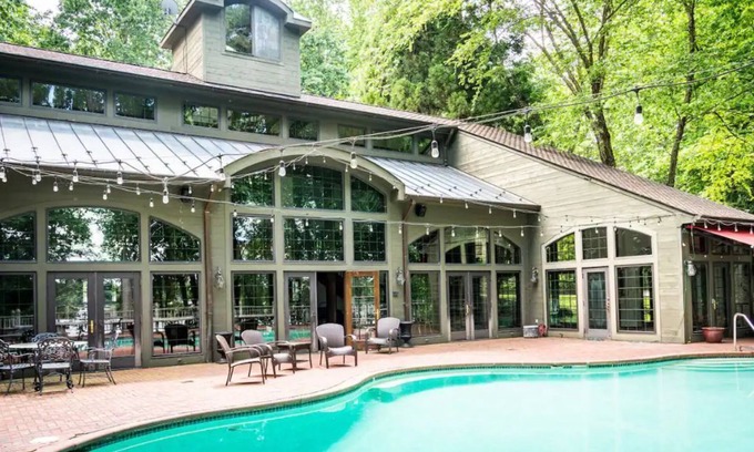 Midlothian House | Indulge in 2 Waterfront Homes with Pool & Ocean Views