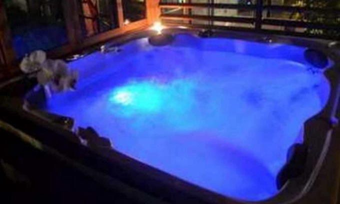 Coye-la-Foret Bed & Breakfast | Relax at 2 Zen Détente: Breakfast and Hot Tub Await