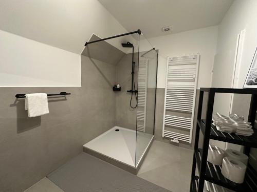Pinneberg Apartment | 2 Zi Wohnung, zentrale Lage mit Parkplatz, 15 min vom Hbf Hamburg