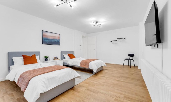Kopenick Apartment | Modern 2-Bedroom Apartment Near Köpenick Train Station