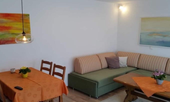 Uehlingen-Birkendorf Apartment | Comfortable 2-Zimmer-Wohnung "Silberdistel" for Families