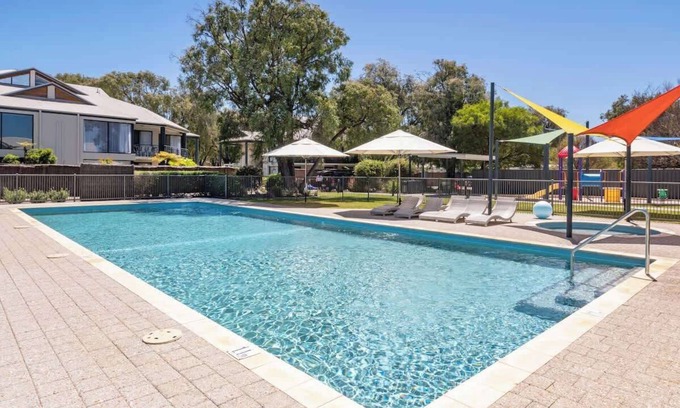Broadwater Apartment | Beachfront Retreat at 20@CapeView with Pool & Spa Access