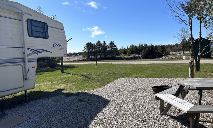 Stokes Bay House | Welcoming & Comfortable Hotel with Family and Pet Amenities