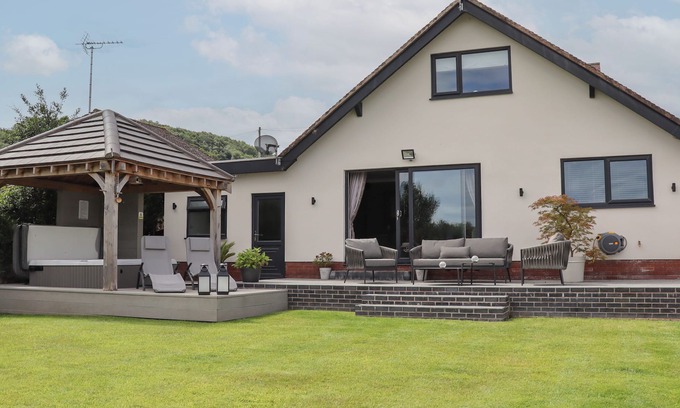 Meliden House | Family-Friendly Escape with Hot Tub at Glasfryn Avenue