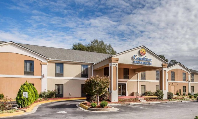 Griffin Hotel | Family-Friendly Hotel with Pool & Kitchen for 10 Guests