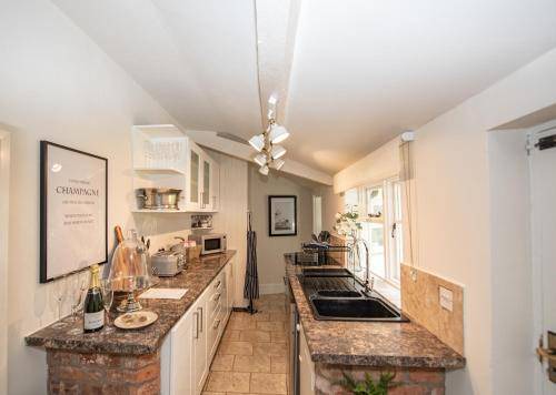 Loughborough House | Cozy 2-Bedroom House for Up to 6 Guests with Kitchen