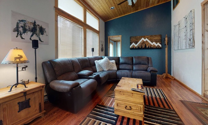 Breckenridge Ski Chalet | Ideal Ski Retreat with Heated Pool & Hot Tubs Near Breck