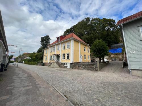 Kungalv Apartment | Convenient Park Access with 20 Min to Göteborg C