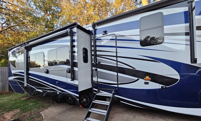 Southland Oaks House | 20 Min to Downtown Austin and COTA. New RV w/outdoor amenities seperate pricing