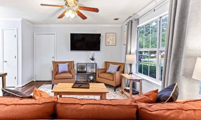 Savannah House | Convenient Stay Near Airport - Sunny Soling Hideaway