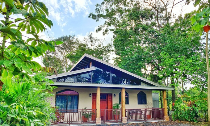 Los Angeles House | Family-Friendly Retreat Near La Fortuna with Birdwatching Porch