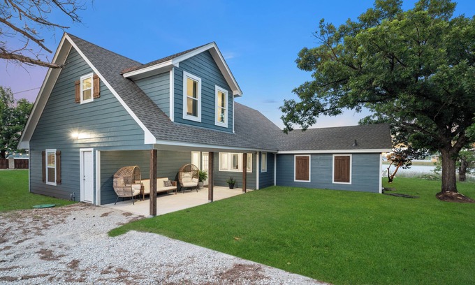 Graford House | Waterfront PK Home with Spa & Lake Views, Rated 10/10!