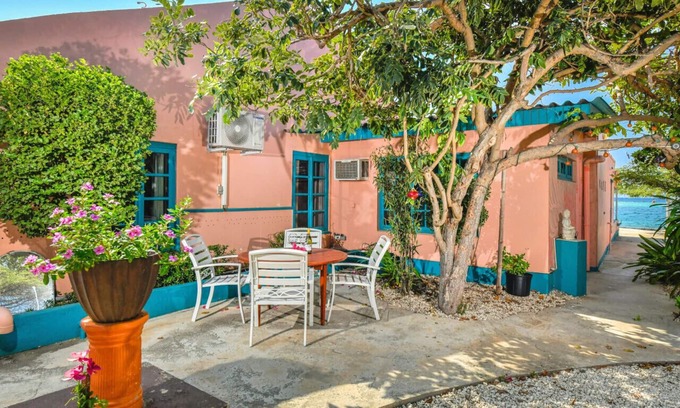 Savaneta House | Exclusive Beachside One-Bedroom Suite with Oceanfront Views