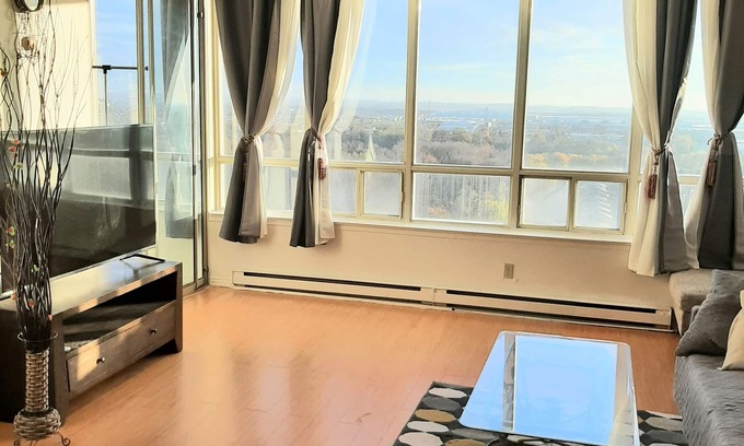 Milliken Condo | Discover a Penthouse with Ocean View and Sunroom in Toronto