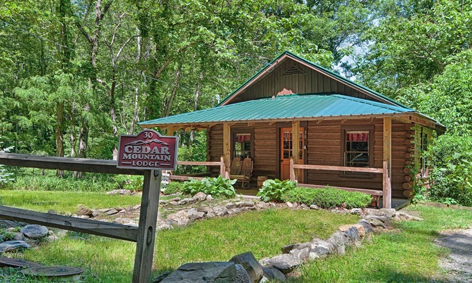 Skyland Cabin | Romantic Cedar Mt. Lodge with Hot Tub & Pet-Friendly Charm