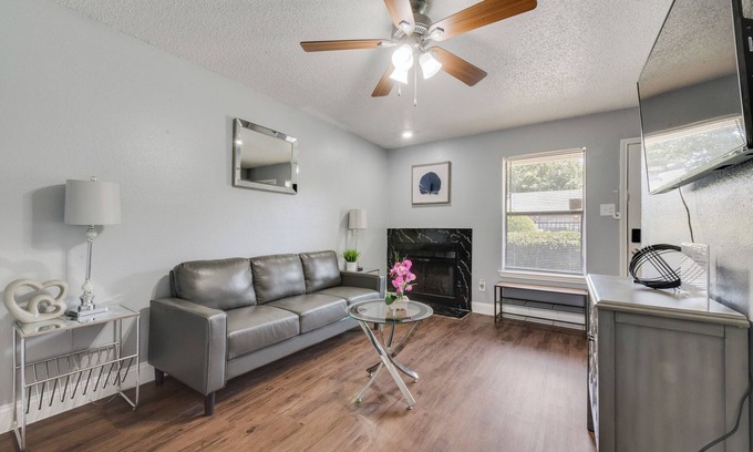 Irving Apartment | 20% Off Townhome 1BD/1BA HWY161/183 DFW Air I843