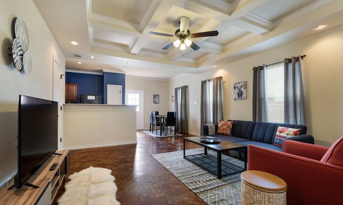 Selma House | Inviting 3BR Townhome Near Retama Park with Breakfast
