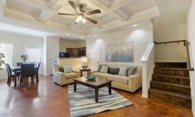 Selma House | Pet-Friendly 3BR Townhome with Fast WiFi and Breakfast