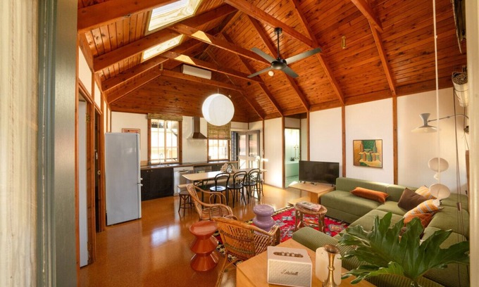 Huskisson Cabin | Ideal Cabin Compound for 20 in Heart of Huskisson