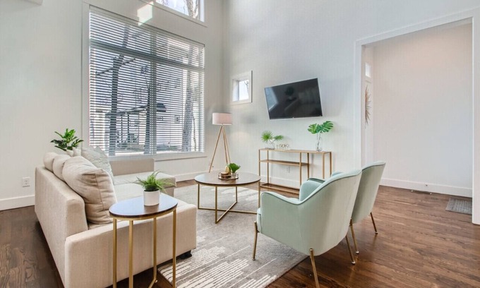 Berry Hill House | Modern Retreat: The Larmon Home with Rooftop & Breakfast