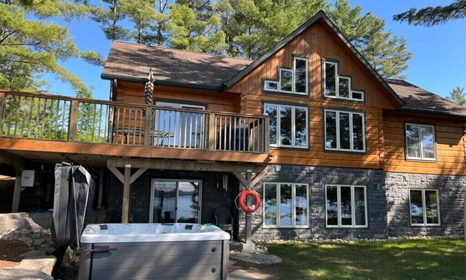 Utterson Cottage | Exclusive Muskoka Waterfront Log Home with Hot Tub & Spa