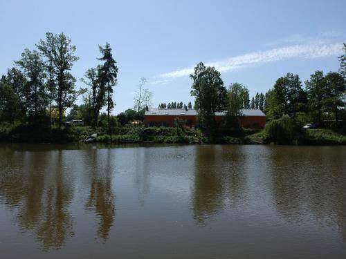 Florennes House | Spacious 2-Bedroom Retreat for Pet Lovers and Families