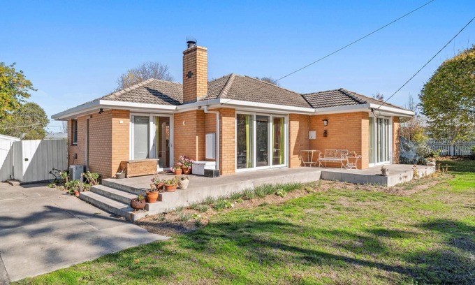 Birregurra House | Prime Location: Steps from Main Street, Family & Pet Friendly