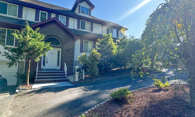 South River Apartment | Spacious 2000 sqft Apartment Steps from NYC with Pool