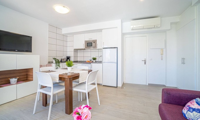 Roses Town Center Apartment | Perfect Beachside Apartment with Wifi and Ocean View