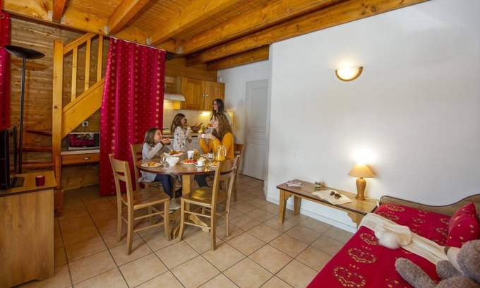 Saint-Francois-Longchamp Apartment | 200m from ski slopes, swimming pool, sauna, balcony, tv, ski locker, 35-40m²