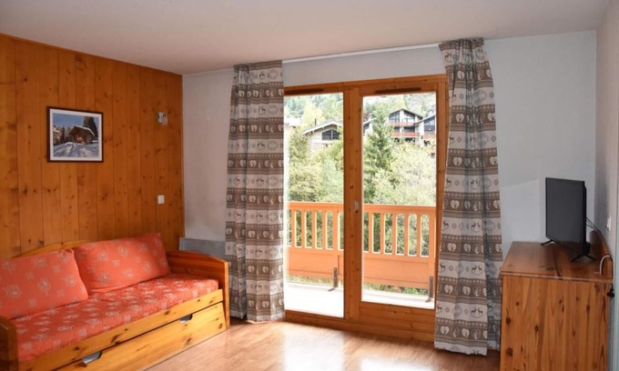 Pralognan-la-Vanoise Apartment | Convenient Hotel with Pool, Balcony & Ski Locker Access