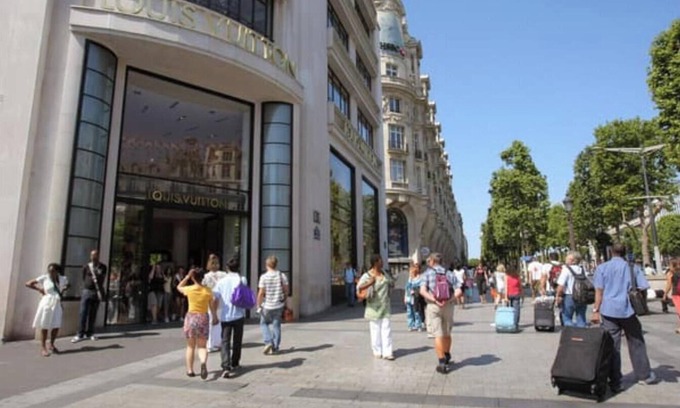 8th Arrondissement Apartment | 200m2 5bedroom located in the prestigious Faubourg-du-Roule-Champs Elysees