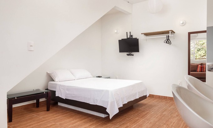 Sao Joao do Rio Vermelho House | Budget-Friendly 201 Studio Granada with Spa & Family Amenities