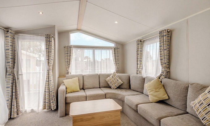 Westmarsh House | Family-Friendly Caravan with Pool and Breakfast Awaits