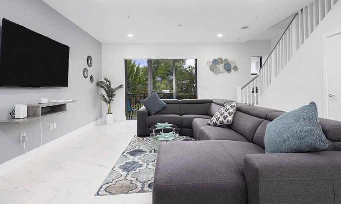 Miramar House | Modern Townhouse with Lake View and Breakfast Included