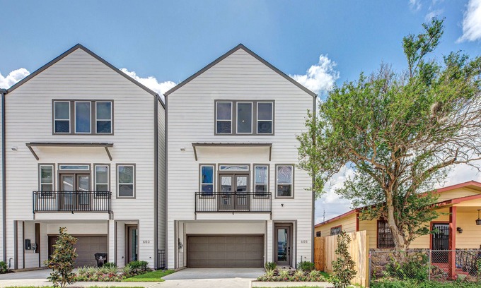 South Central Houston House | Modern 4Bed/3.5Bath Townhome with Spa & Breakfast